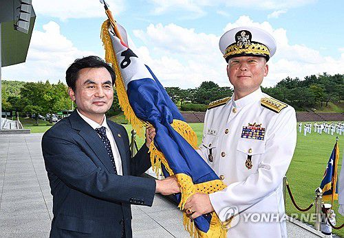 해군기 이양받는 강동길 신임 해군참모총장(서울=연합뉴스) 강동길 신임 해군참모총장이 3일 충남 계룡대 대연병장에서 열린 제37대ㆍ38대 해군참모총장 이ㆍ취임식에서 안규백 국방부 장관으로부터 해군기를 이양받고 있다. 2025.9.3 [해군 제공. 재판매 및 DB 금지] photo@yna.co.kr