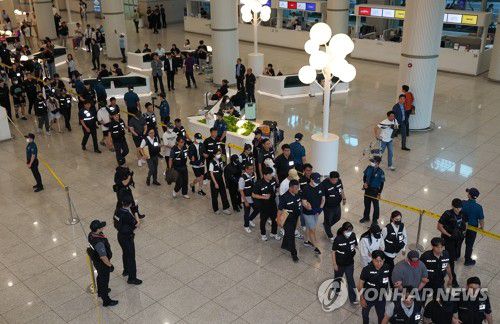해외도피사범 대규모 송환(영종도=연합뉴스) 김성민 기자 = 보이스피싱 범죄 등을 저지르고 필리핀 등으로 도망친 도피사범 49명이 3일 인천국제공항 제1터미널을 통해 송환되고 있다. 2025.9.3 ksm7976@yna.co.kr