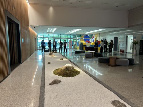 후지산을 형상화한 조형 공간     (청주=연합뉴스) 김예나 기자 = 4일 충북 청주시 국립청주박물관 청명관 특별전시실 앞에 일본의 후지산과 야마나시(山梨) 지역을 형상화한 조형 공간이 들어서 있다. 2025.9.4     yes@yna.co.kr