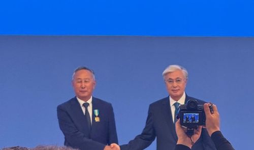 귀족 훈장 받는 김 게오르기(왼쪽) 위원(서울=연합뉴스) 지난달 29일 카자흐스탄 공화국 헌법 개정 30주년 기념식에서 카심 조마르트 토카예프 대통령으로부터 '귀족 훈장'을 받고 포즈를 취한 김 게오르기 (왼쪽)위원. [본인 제공]