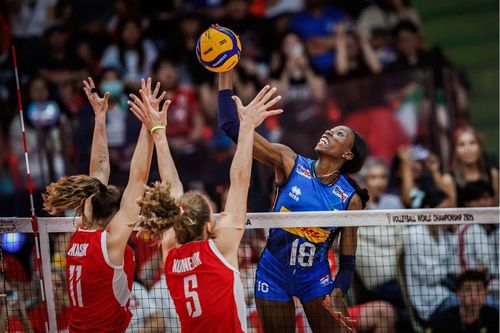 공격하는 이탈리아의 파올라 에고누(18번)[FIVB 홈피 캡처. 재판매 및 DB 금지]