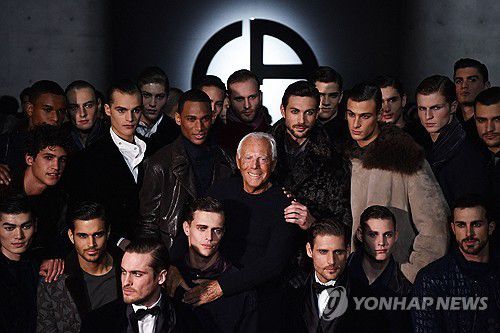생전 모델들과 함께 사진 촬영한 조르지오 아르마니(가운데)[AFP 연합뉴스 자료사진. 재판매 및 DB 금지]