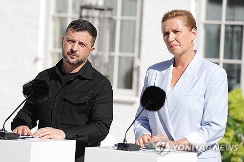 3일 덴마크 총리와 기자회견 하는 젤렌스키 대통령[AP 연합뉴스 자료사진. 재판매 및 DB 금지]