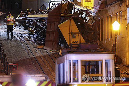 한 경찰관이 3일(현지시간) 사고가 발생한 포르투갈 리스본의 '글로리아' 노선 푸니쿨라 전차 옆에 서 있다. [EPA=연합뉴스]