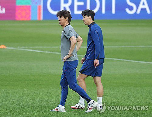 대화 나누는 홍명보 감독-손흥민(서울=연합뉴스) 류영석 기자 = 대한민국 축구 국가대표팀 홍명보 감독과 손흥민이 쿠웨이트와의 2026 북중미 월드컵 아시아 3차 예선 최종전을 하루 앞둔 9일 서울월드컵경기장에서 훈련 중 대화를 나누고 있다. 2025.6.9 ondol@yna.co.kr