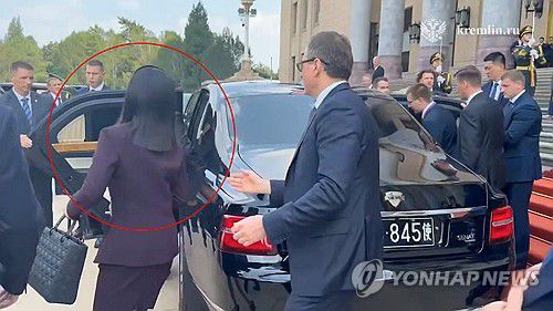 김여정, 김정은-푸틴과 한 차량에 탑승(서울=연합뉴스) 김정은 북한 국무위원장의 동생인 김여정 노동당 부부장이 3일 김 위원장이 블라디미르 푸틴 러시아 대통령과 별도 회담을 위해 푸틴 대통령의 전용 리무진 '아우루스'에 탑승할 때 차량에 함께 타고 있다. 김여정이 든 가방은 프랑스 명품 브랜드 '크리스티앙 디오르' 제품으로 추정된다. 2025.9.3 [크렘린궁 영상 캡처. 재판매 및 DB 금지] nkphoto@yna.co.kr