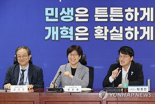 당정대 화기애애(서울=연합뉴스) 박동주 기자 = 박주민 국회 보건복지위원회 위원장(오른쪽)이 4일 서울 여의도 국회 의원회관에서 열린 당정대 협의에서 발언하고 있다. 2025.9.4 pdj6635@yna.co.kr