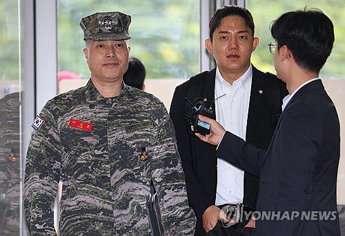 참고인 조사 출석한 박정훈 수사단장(서울=연합뉴스) 김도훈 기자 = 박정훈 해병대 수사단장이 참고인 조사를 받기 위해 4일 서울 서초구 순직해병특별검사팀에 출석하고 있다. 2025.9.4 superdoo82@yna.co.kr