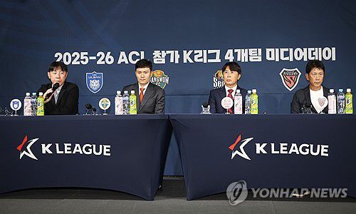 각오 말하는 감독들(서울=연합뉴스) 신준희 기자 = 4일 종로구 축구회관에서 열린 2025-26 ACL 참가 K리그 4개 팀 미디어데이에서 각팀 감독들이 각오를 밝히고 있다.       왼쪽부터 울산HD 신태용 감독, 강원FC 정경호 감독, FC서울 김기동 감독, 포항 스틸러스 박태하 감독. 2025.9.4 hama@yna.co.kr