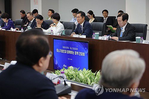 중소기업인 간담회 가지는 정청래 대표(서울=연합뉴스) 류영석 기자 = 더불어민주당 정청래 대표가 4일 서울 여의도 중소기업중앙회에서 열린 중소기업인 정책간담회에 참석해 인사말을 하고 있다. 2025.9.4 ondol@yna.co.kr