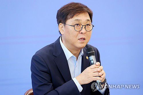 기자간담회 하는 최휘영 장관(서울=연합뉴스) 진연수 기자 = 최휘영 문화체육관광부 장관이 4일 서울 중구 모두예술극장에서 열린 취임 한 달 기념 기자간담회에서 발언하고 있다. 2025.9.4 jin90@yna.co.kr
