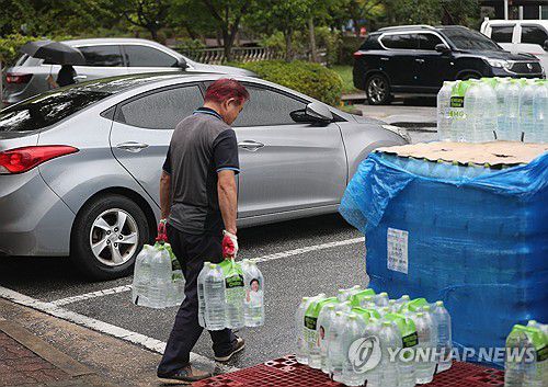 '생수 받아 가요'(춘천=연합뉴스) 강태현 기자 = 극심한 가뭄이 이어지는 4일 강원 강릉 교1동 한 아파트에서 주민이 지원받은 생수를 옮기고 있다. 2025.9.4 taetae@yna.co.kr