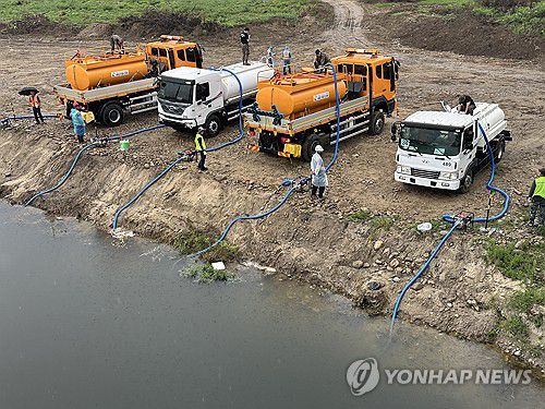 육군, 강릉 가뭄 피해지역 급수 지원(서울=연합뉴스) 육군이 지난 2일부터 가뭄 장기화로 재난지역으로 선포된 강원 강릉시에 급수 차량과 장병들을 지원해 급수난 해소를 돕고 있다고 4일 밝혔다. 군 장병들이 오봉저수지로 급수를 위해 연곡천에서 물을 받고 있다. 2025.9.4 [육군 제공. 재판매 및 DB 금지] photo@yna.co.kr