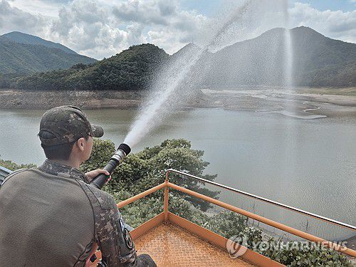 육군, 강릉 가뭄 피해지역 급수 지원(서울=연합뉴스) 육군이 지난 2일부터 가뭄 장기화로 재난지역으로 선포된 강원 강릉시에 급수 차량과 장병들을 지원해 급수난 해소를 돕고 있다고 4일 밝혔다. 지난 3일 육군 3군단 장병이 급수차를 이용해 오봉저수지에 물을 뿌리고 있다. 2025.9.4 [육군 제공. 재판매 및 DB 금지] photo@yna.co.kr