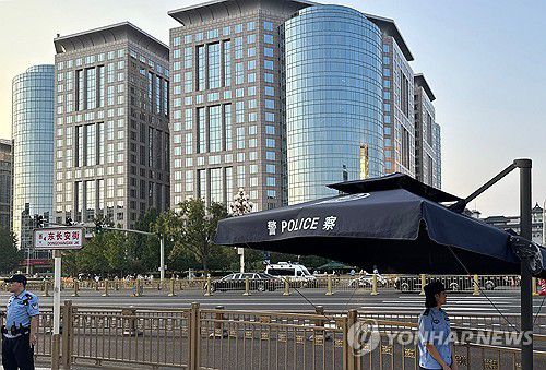 이동하는 김정은 북한 국무위원장 의전차량 행렬(베이징=연합뉴스) 정성조 특파원 = 4일 오후 베이징 중심가에서 김정은 북한 국무위원장의 의전차량 행렬이 시진핑 중국 국가주석과 정상회담이 열리는 인민대회당 방향으로 이동하고 있다. 북중 정상은 이날 6년8개월만에 정상회담을 연다. 2025.9.4 xing@yna.co.kr