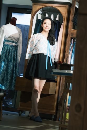 포즈 취하는 김단하 디자이너(서울=연합뉴스) 류효림 기자 = 김단하 디자이너가 지난 4일 서울 종로구 팔판동 단하에서 연합뉴스와 인터뷰에 앞서 포즈를 취하고 있다. 2025.9.5 ryousanta@yna.co.kr