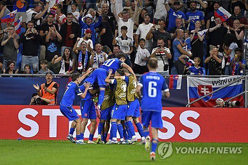 골 세리머니 하는 슬로바키아 선수들.[AP=연합뉴스]