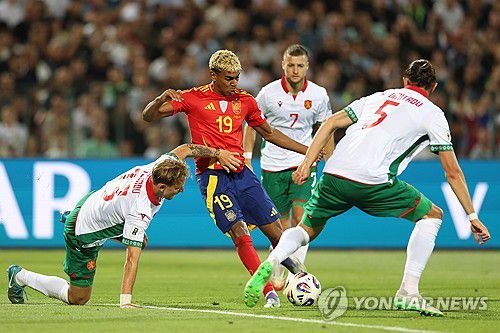 스페인 라민 야말(19번)이 불가리아와 경기에서 공을 다루는 모습.[EPA=연합뉴스]