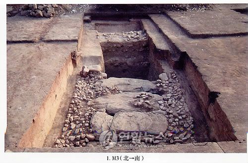 중국 룽터우산 고분군(서울=연합뉴스) 중국 지린성(吉林省) 허룽시(和龍市) 룽하이촌(龍海村)에 있는 발해시대 고분군 유적인 룽터우산(龍頭山) 고분군 중 2004∼2005 발굴작업에서 M3로 명명된 고분. [연합뉴스 자료사진]