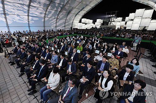 울산울주세계산악영화제 개막식 지켜보는 관람객들(울산=연합뉴스) 김용태 기자 = 27일 오후 울산시 울주군 영남알프스 복합웰컴센터에서 열린 '제9회 울산울주세계산악영화제'를 찾은 관람객들이 개막식을 지켜보고 있다. 2024.9.27 yongtae@yna.co.kr