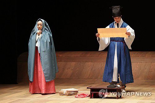 옥영과 최척(서울=연합뉴스) 강민지 기자 = 11일 오후 서울 종로구 세종문화회관 M씨어터에서 열린 연극 '퉁소소리' 프레스콜에서 배우들이 열연하고 있다. '퉁소소리'는 임진왜란과 정유재란 명청교체기의 주인공 최척의 여정을 담고 있다.   2024.11.11 mjkang@yna.co.kr