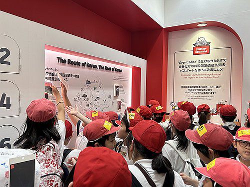 국가유산 방문 캠페인 홍보관 찾은 일본 초등학생들(오사카=연합뉴스) 김예나 기자 = 13일 일본 초등학생들이 오사카·간사이 만국박람회(오사카 엑스포) 메세 전시장에 설치된 국가유산 방문 캠페인 홍보 공간을 체험하고 있다. 2025.5.13 yes@yna.co.kr