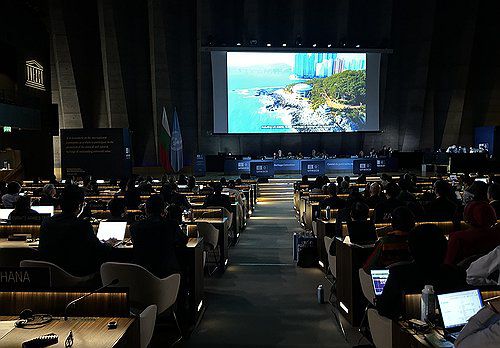 내년 세계유산위원회 개최지 '부산'(파리=연합뉴스) 김예나 기자 = 15일(현지시간) 프랑스 파리 유네스코 본부에서 열린 제47차 유네스코 세계유산위원회에서 부산을 소개하는 영상이 나오고 있다. 위원회는 내년 7월에 열리는 제48차 위원회 개최국으로 한국을 확정했다. 2025.7.16 yes@yna.co.kr