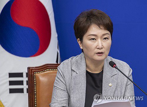 최고위원회의에서 발언하는 이언주(서울=연합뉴스) 황광모 기자 = 더불어민주당 이언주 최고위원이 23일 국회에서 열린 최고위원회의에서 발언하고 있다. 2025.7.23 hkmpooh@yna.co.kr