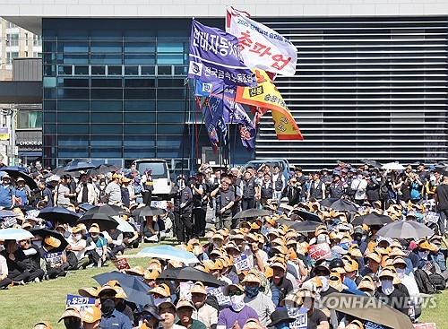 현대차 노조, 총파업 결의대회 개최(울산=연합뉴스) 김용태 기자 = 3일 울산시 북구 현대자동차 울산공장 본관 앞에서 현대차 노조의 총파업 결의대회가 열리고 있다. 이날 노조는 올해 임금 및 단체협약 교섭 난항으로 부분 파업에 들어갔다. 2025.9.3 yongtae@yna.co.kr