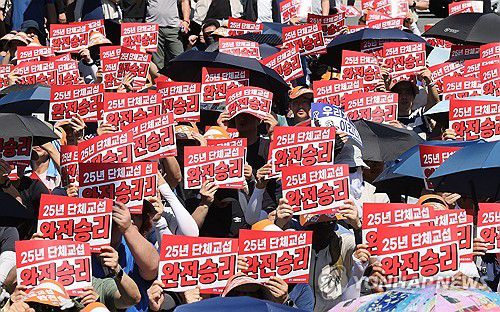 구호 외치는 현대차 노조(울산=연합뉴스) 김용태 기자 = 3일 울산시 북구 현대자동차 울산공장 본관 앞에서 열린 현대차 노조의 총파업 결의대회에서 조합원들이 구호를 외치고 있다. 이날 노조는 올해 임금 및 단체협약 교섭 난항으로 부분 파업에 들어갔다. 2025.9.3 yongtae@yna.co.kr