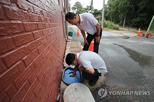 '수도 계량기 점검'(강릉=연합뉴스) 강태현 기자 = 강릉 지역의 극심한 가뭄이 이어진 지난 4일 오후 강원 강릉시 강동면 한 중증장애인 거주시설에서 관계자들이 수도 계량기를 살피고 있다. 2025.9.5 taetae@yna.co.kr