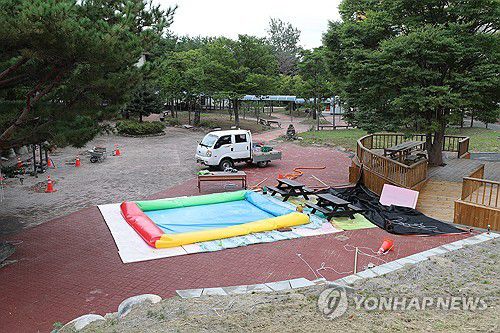 물 건너간 장애인 물놀이 프로그램(강릉=연합뉴스) 강태현 기자 = 강릉 지역의 극심한 가뭄이 이어진 지난 4일 오후 강원 강릉시 강동면 한 중증장애인 거주시설에서 프로그램에 쓰일 예정이었던 물놀이 풀장 해체가 진행되고 있다. 2025.9.5 taetae@yna.co.kr