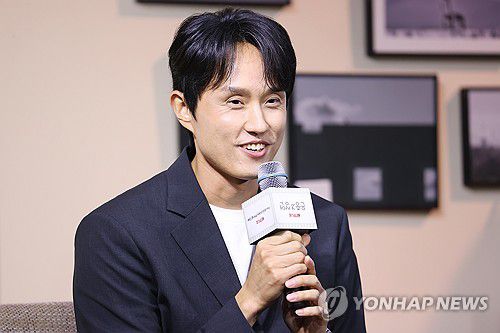'은중과 상연' 연출한 조영민 감독(서울=연합뉴스) 진연수 기자 = 조영민 감독이 5일 서울 중구 앰배서더 서울 풀만 호텔에서 열린 넷플릭스 시리즈 '은중과 상연' 제작발표회에서 인사말을 하고 있다. 2025.9.5 jin90@yna.co.kr