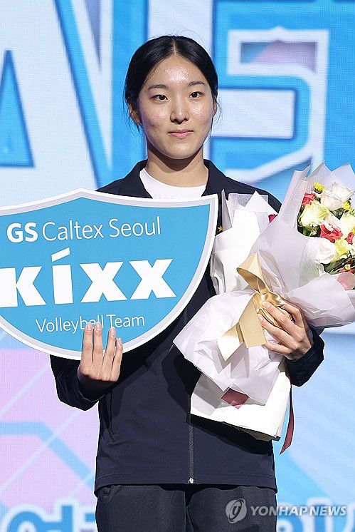 1라운드 4순위 GS칼텍스 지명받은 최윤영(서울=연합뉴스) 류영석 기자 = 5일 서울 강서구 메이필드 호텔에서 열린 2025-2026 KOVO 여자 신인선수 드래프트에서 GS칼텍스에 1라운드 4순위로 지명을 받은 일신여상 최윤영이 기념 촬영을 하고 있다. 2025.9.5 ondol@yna.co.kr