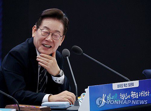 밝은 표정의 이재명 대통령(인천=연합뉴스) 한상균 기자 = 이재명 대통령이 5일 인천 송도 컨벤시아에서 열린 바이오 혁신 토론회에서 밝게 웃으며 참가자 발언을 듣고 있다. 2025.9.5 xyz@yna.co.kr