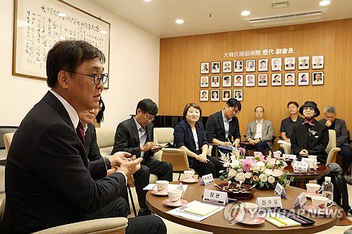 최휘영 장관, 대한민국예술원 회장단 간담회(서울=연합뉴스) 최휘영 문화체육관광부 장관이 5일 서울 서초구 대한민국예술원에서 신수정 대한민국예술원 회장을 비롯한 회장단을 만나 간담회를 갖고 있다. 2025.9.5 [문화체육관광부 제공. 재판매 및 DB 금지] photo@yna.co.kr