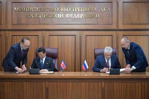 북한 사회안전성, 러시아 내무부와 치안 협정 체결(서울=연합뉴스) 방두섭 북한 사회안전상(장관)과 블라디미르 콜로콜체프 러시아 내무부 장관은 2일(현지시간) 모스크바에서 만나 실무회담을 열고 협정을 체결했다고 주북 러시아 대사관이 텔레그램 채널을 통해 밝혔다. 2025.9.6 [주북 러시아대사관 텔레그램채널]