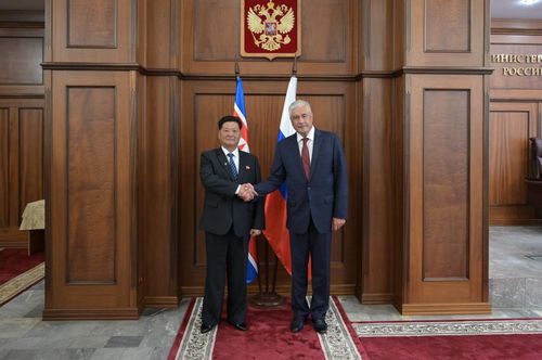 북한 사회안전성, 러시아 내무부와 치안 협정 체결(서울=연합뉴스) 방두섭 북한 사회안전상(장관)과 블라디미르 콜로콜체프 러시아 내무부 장관은 2일(현지시간) 모스크바에서 만나 실무회담을 열고 협정을 체결했다고 주북 러시아 대사관이 텔레그램 채널을 통해 밝혔다. 2025.9.6 [주북 러시아대사관 텔레그램채널]