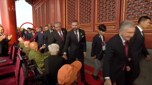 북한, 김정은 방중 기록영화 방영(서울=연합뉴스) 북한 조선중앙TV는 6일 김정은 국무위원장의 지난 2~4일 중국 방문을 담은 기록영화를 방영했다. TV는 각국 정상급 인사들이 톈안먼 망루에 올라 이동하는 장면을 보여주면서 우원식 국회의장(빨간 동그라미)이 등장하는 장면을 편집하지 않고 그대로 내보냈다. [조선중앙TV 화면] 2025.9.6      [국내에서만 사용가능. 재배포 금지. For Use Only in the Republic of Korea. No Redistribution] nkphoto@yna.co.kr