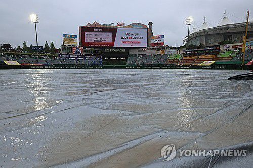 비 내리는 인천 SSG랜더스필드[연합뉴스 자료사진]