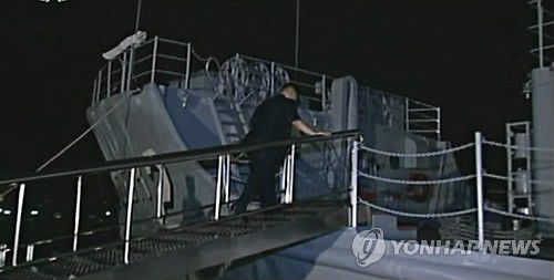 김정은, 야밤에 美푸에블로호 참관(서울=연합뉴스) 북한 조선중앙TV는 지난 7일 방영한 기록영화 '위대한 전승의 역사를 빛내이시려'에서 북한 김정은 국방위원회 제1위원장이 지난 7월 전승기념관을 시찰하면서 보통강변에 전시된 미국 정보함 푸에블로호를 참관하는 영상을 내보냈다. 2013. 8. 8<<조선중앙TV>> nkphoto@yna.co.kr