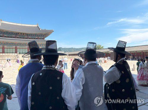 갓 쓰고 가이드 설명 듣고 있는 관광객들(서울=연합뉴스) 최혜정 인턴기자 = 지난 3일 경복궁에서 갓을 쓴 외국인 관광객들이 가이드 설명을 듣고 있다. 2025.9.6