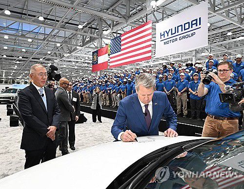 USA HYUNDAI OPENS NEW EV FACTORY IN THE US브라이언 켐프(가운데) 조지아주 주지사가 현대차그룹의 조지아주 전기차 공장 개소식에서 정의선(왼쪽) 현대차그룹 회장이 보는 가운데 차량에 서명을 하고 있다. [EPA=연합뉴스 자료사진. 보도용으로만 사용 가능. 재판매 금지.]