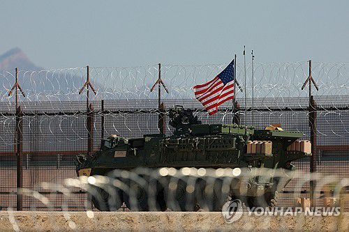 국경지역 순찰하는 미군 스트라이커 장갑차[로이터=연합뉴스 자료사진. 재판매 및 DB 금지]