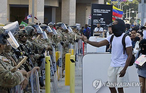 시위대와 대치중인 캘리포니아 주방위군[UPI=연합뉴스 자료사진. 재판매 및 DB 금지]