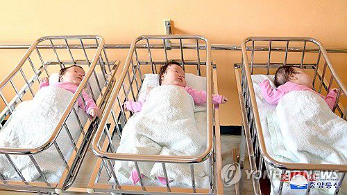북한, 평양산원서 546번째 세쌍둥이 출산(평양 조선중앙통신=연합뉴스) 북한 평양산원에서 546번째로 출생한 세쌍둥이가 지난 19일 퇴원했다고 조선중앙통신이 20일 보도했다. 세쌍둥이 부모는 금반지 등 축하 선물을 받고 의료진의 환송을 받으며 퇴원했다. 2024.7.20      [국내에서만 사용가능. 재배포 금지. For Use Only in the Republic of Korea. No Redistribution] nkphoto@yna.co.kr