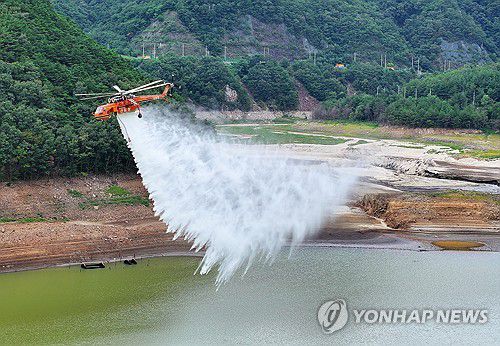 '최악 가뭄' 강릉 물 공급에 헬기까지 투입(강릉=연합뉴스) 양지웅 기자 = 5일 최악의 가뭄 사태가 이어지는 강원 강릉시 주 상수원인 오봉저수지에서 산불 진화 헬기가 저수율을 높이고자 물을 뿌리고 있다. 2025.9.5 yangdoo@yna.co.kr