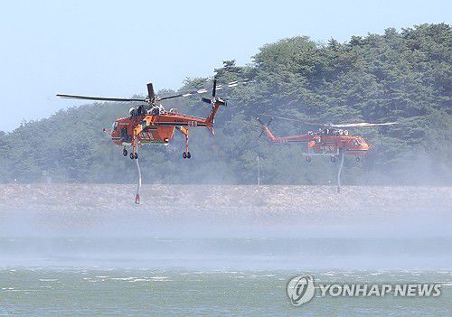 '최악 가뭄' 강릉, 헬기 투입해 물 공급(강릉=연합뉴스) 양지웅 기자 = 5일 최악의 가뭄 사태가 이어지는 강원 강릉시 장현저수지에서 산불 진화 헬기가 지역 주 상수원인 오봉저수지에 투입할 물을 뜨고 있다. 2025.9.5 yangdoo@yna.co.kr