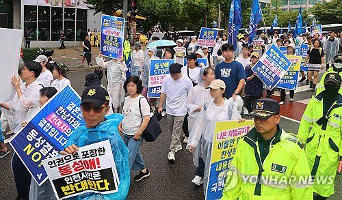 인천 퀴어축제 반대 집회(인천=연합뉴스) 임순석 기자 = 6일 오후 인천 남동구 인천시청 앞 애뜰광장 인근에서 퀴어축제 반대 단체가 제8회 인천퀴어문화축제를 반대하는 집회를 하고 있다. 2025.9.6 soonseok02@yna.co.kr