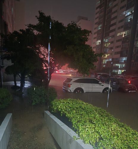 침수된 군산 문화동 아파트 주차장[독자 제공. 재판매 및 DB 금지]